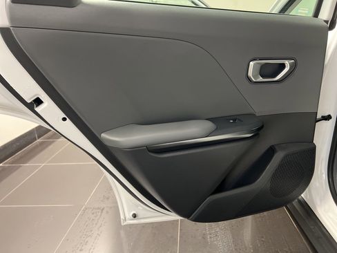 Used 2025 Kia K4 LXS image 32