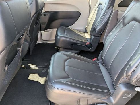 Used 2024 Chrysler Pacifica Touring-L image 25