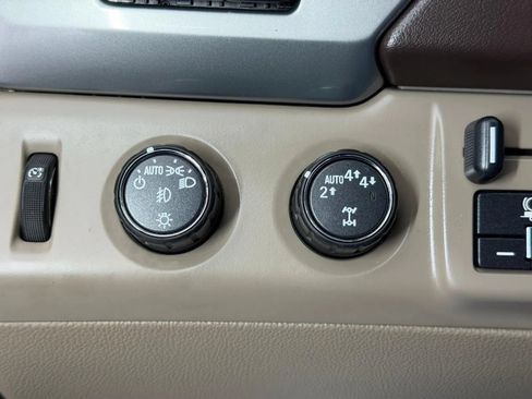 Used 2017 Chevrolet Suburban Premier AWD/4WD image 38