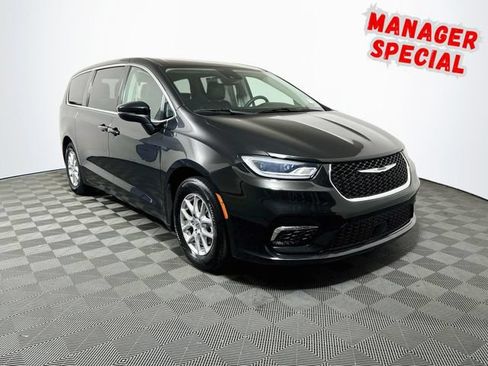 Used 2023 Chrysler Pacifica Touring-L FWD image 1