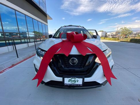 Used 2018 Nissan Rogue SV w/ Premium Package FWD image 7