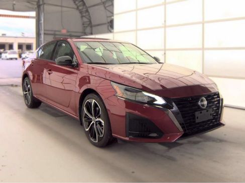 Used 2024 Nissan Altima 2.5 SR w/ SR Premium Package AWD/4WD image 4