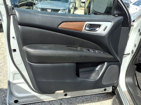 Used 2019 Nissan Pathfinder Platinum image 10