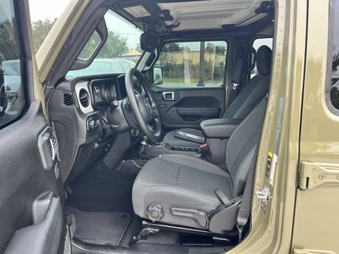 Used 2025 Jeep Gladiator Sport image 9