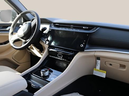 New 2026 Jeep Grand Cherokee Limited image 18