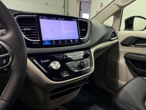 Used 2024 Chrysler Pacifica Touring-L image 20