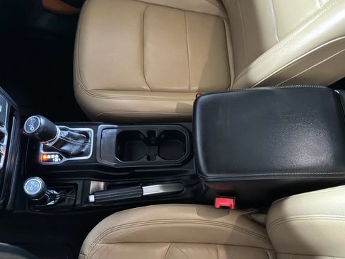 Used 2018 Jeep Wrangler Unlimited Sahara w/ Uconnect 4C Nav & Sound Group AWD/4WD image 35