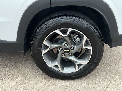 Used 2025 Chevrolet Trax LT w/ LT Convenience Package image 8