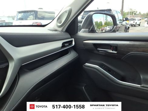Used 2021 Toyota Highlander Platinum AWD/4WD image 25