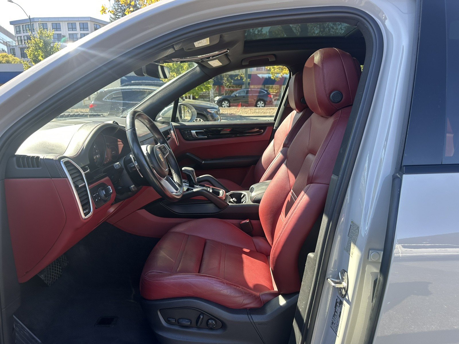 Used 2023 Porsche Cayenne w/ Premium Package AWD/4WD image 18