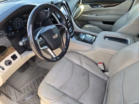 Used 2019 Cadillac Escalade Luxury RWD image 2
