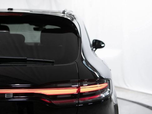 Certified 2025 Porsche Macan image 38