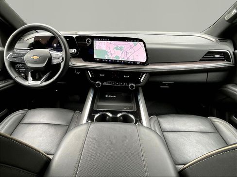 Used 2025 Chevrolet Suburban Premier AWD/4WD image 7