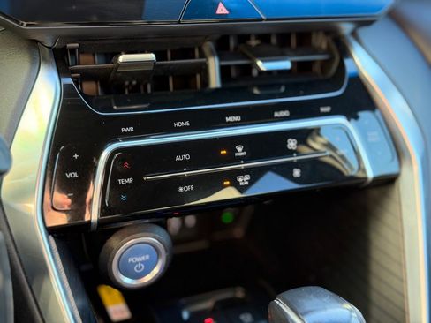 Used 2021 Toyota Venza XLE w/ Softex Package image 15