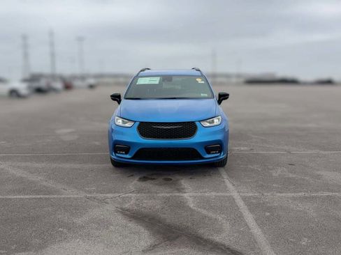 New 2026 Chrysler Pacifica Select image 2