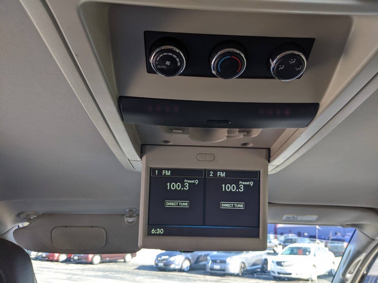 Used 2014 Chrysler Town & Country Touring FWD image 18