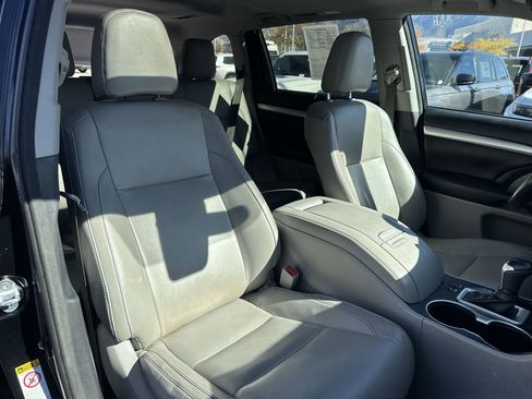 Used 2018 Toyota Highlander XLE image 34