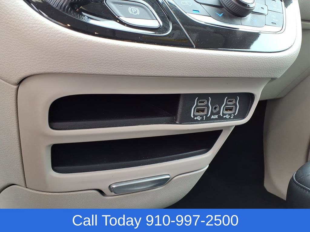 Used 2024 Chrysler Pacifica Touring-L FWD image 17