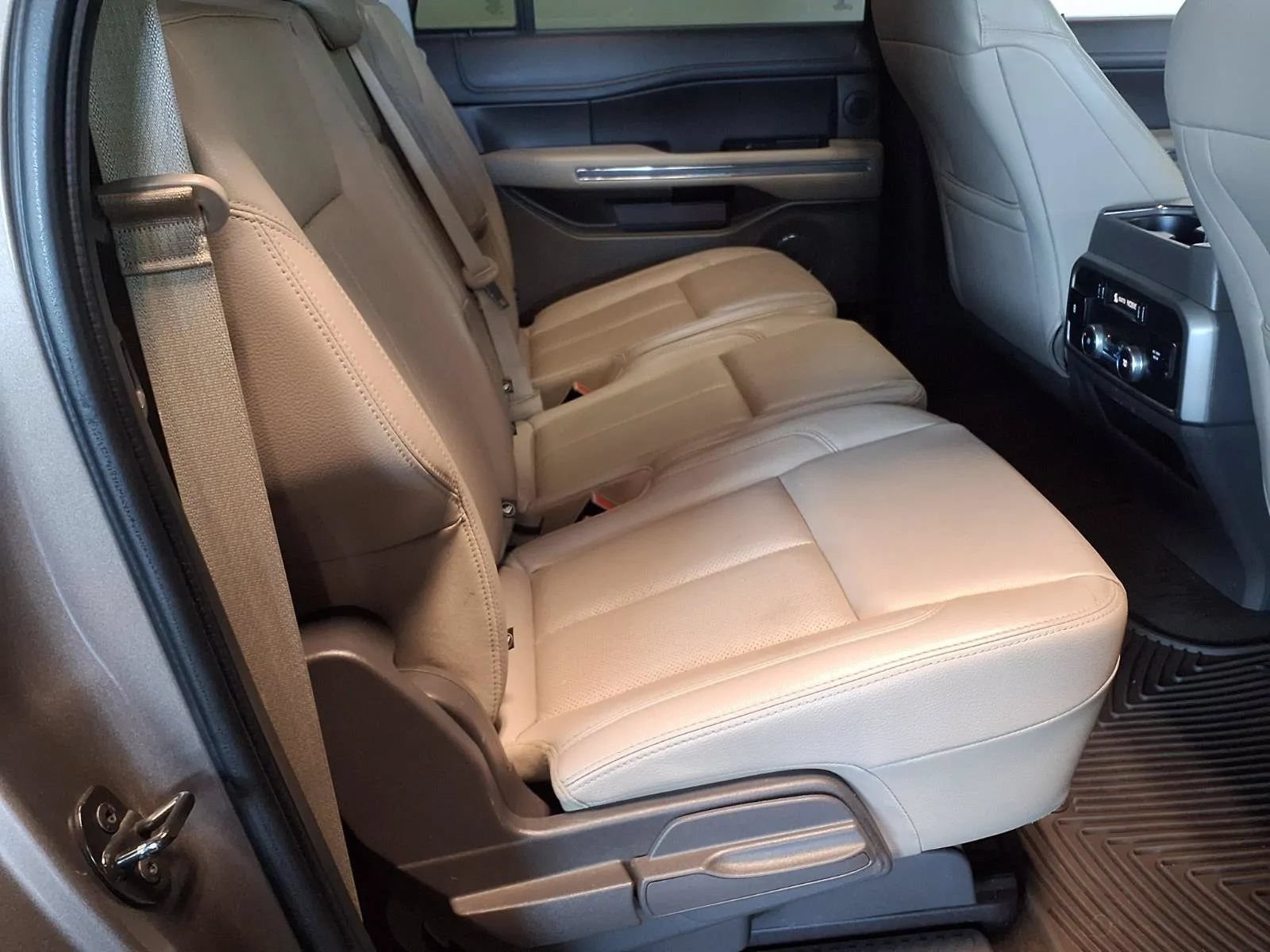 Used 2019 Ford Expedition Max XLT w/ Equipment Group 202A AWD/4WD image 11