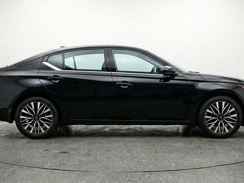 Used 2025 Nissan Altima 2.5 SV image 11