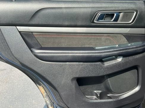 Used 2018 Ford Explorer XLT w/ Equipment Group 202A AWD/4WD image 36