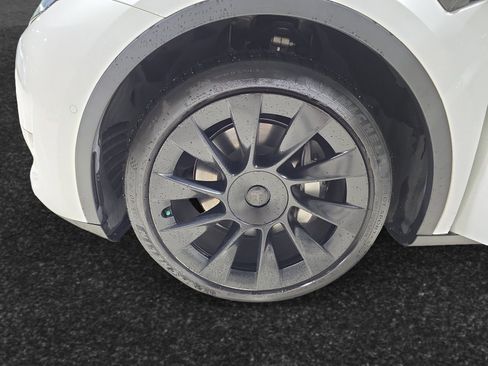 Used 2022 Tesla Model Y Long Range image 10