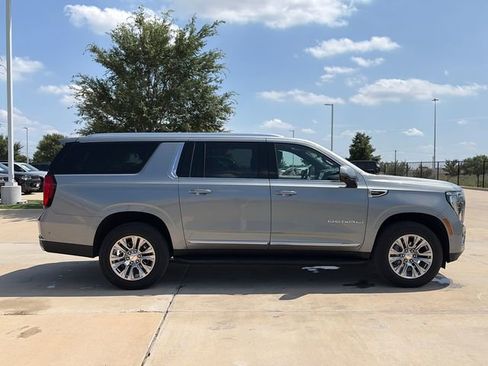 Used 2025 GMC Yukon XL Denali AWD/4WD image 10