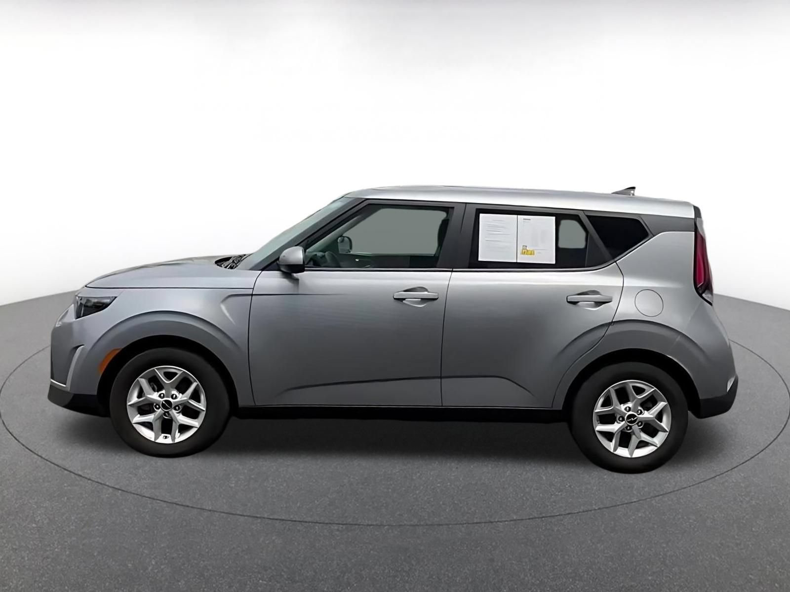 Used 2025 Kia Soul LX w/ LX Technology Package FWD image 8