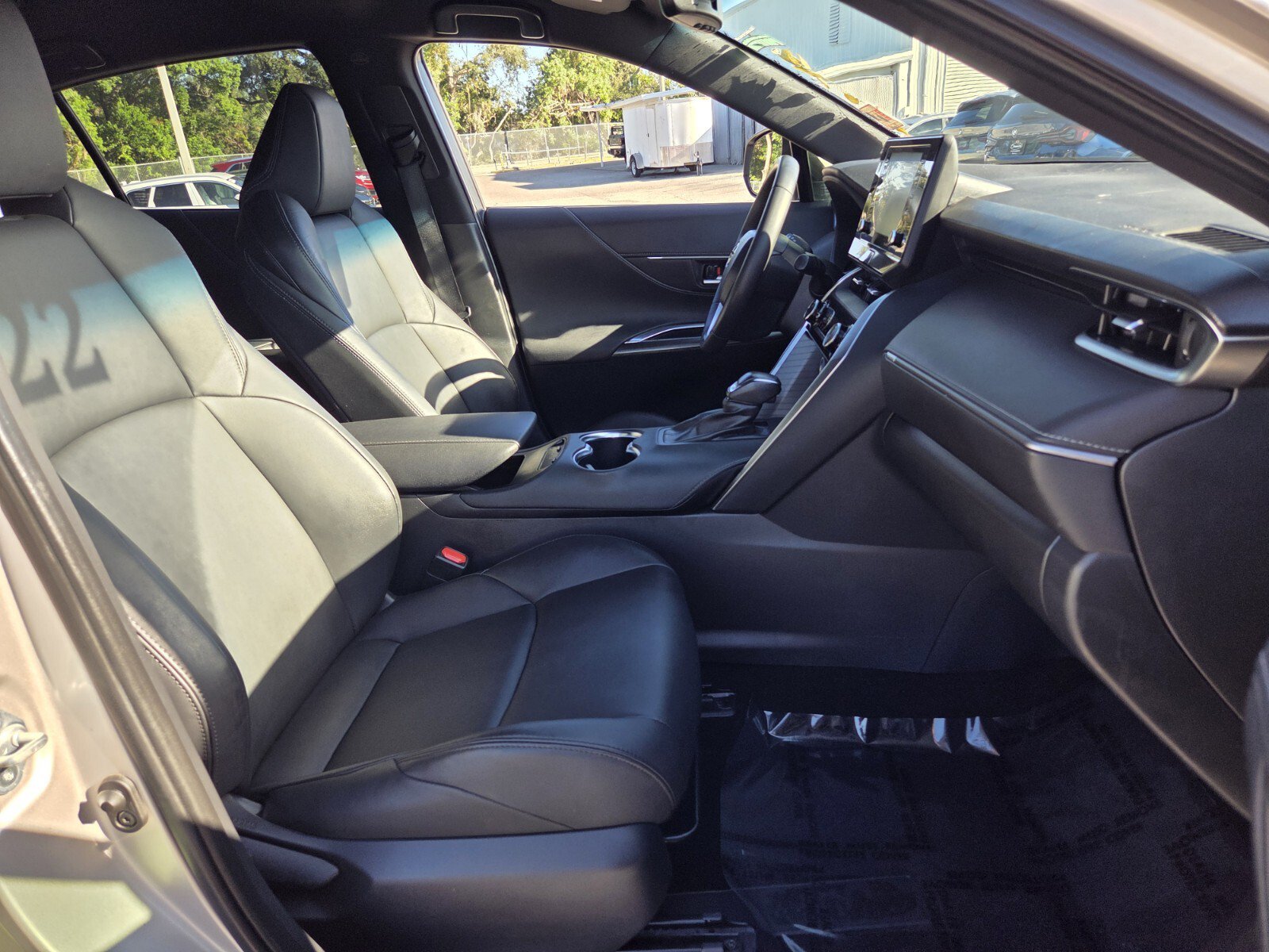 Used 2022 Toyota Venza XLE AWD/4WD image 17