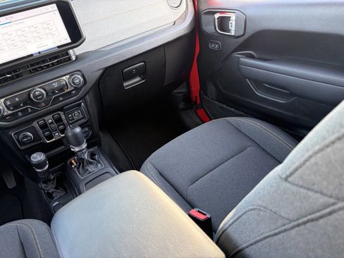 Used 2025 Jeep Gladiator Sport AWD/4WD image 17