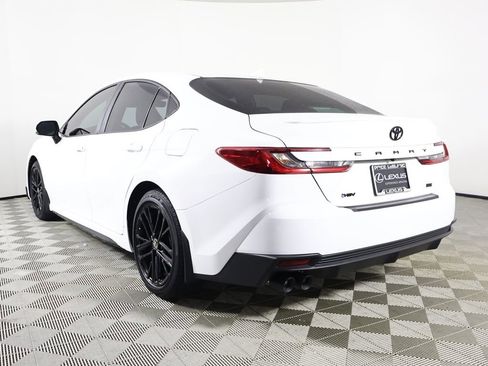 Used 2025 Toyota Camry SE image 4