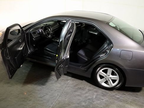 Used 2014 Toyota Camry SE image 5