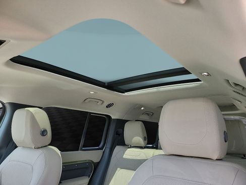 Used 2024 Land Rover Defender 130 S image 9