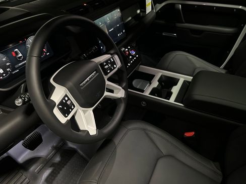 New 2025 Land Rover Defender 130 X-Dynamic SE image 5