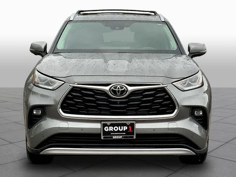 Used 2025 Toyota Highlander Platinum image 4