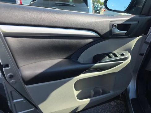 Used 2018 Toyota Highlander XLE AWD/4WD image 14