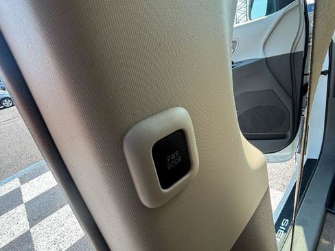 Used 2019 Toyota Sienna AWD image 28