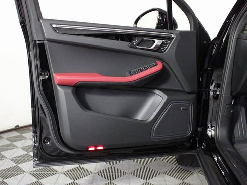 Certified 2026 Porsche Macan image 14