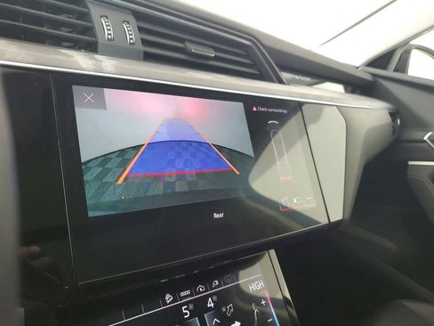 Used 2022 Audi e-tron Premium image 29