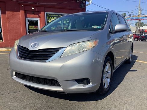 Used 2012 Toyota Sienna LE w/ Towing Pkg FWD image 3