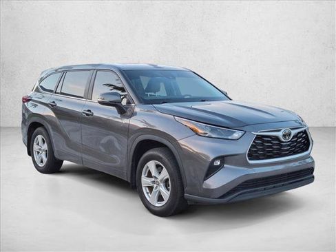 Used 2024 Toyota Highlander LE FWD image 3