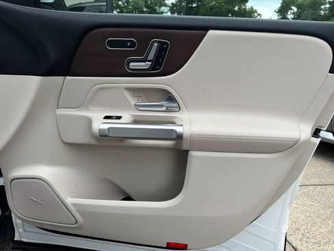 Used 2022 Mercedes-Benz GLB 250 w/ Premium Package image 37