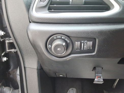 Used 2023 Chrysler Pacifica Touring FWD image 20
