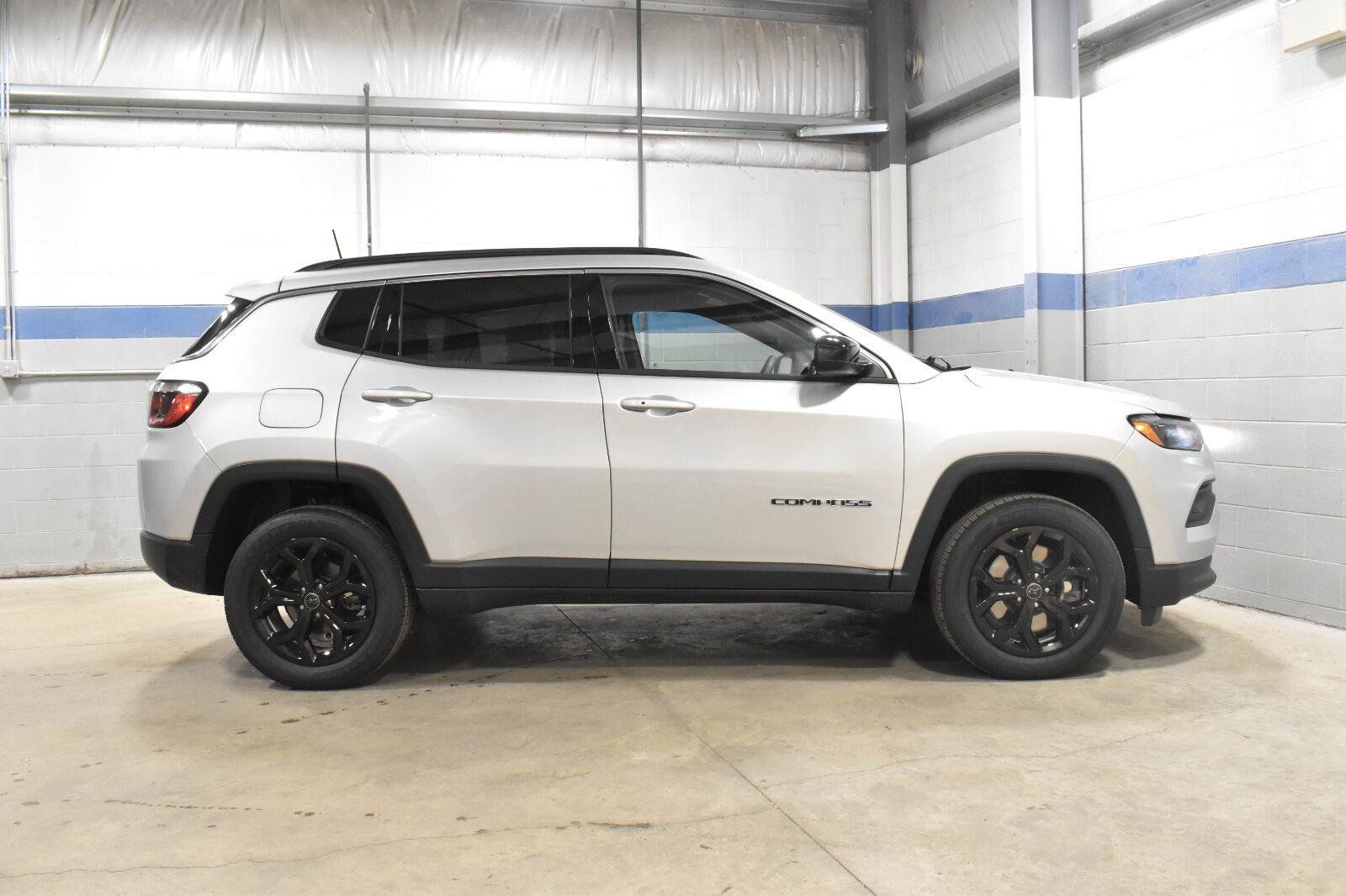 Used 2025 Jeep Compass Latitude AWD/4WD image 29