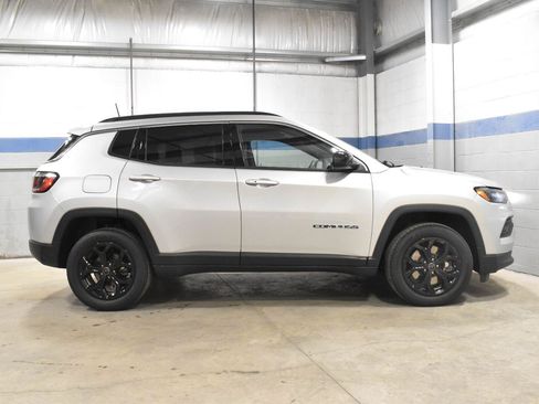 Used 2025 Jeep Compass Latitude AWD/4WD image 29