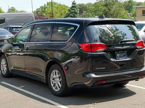 Used 2023 Chrysler Voyager LX image 5
