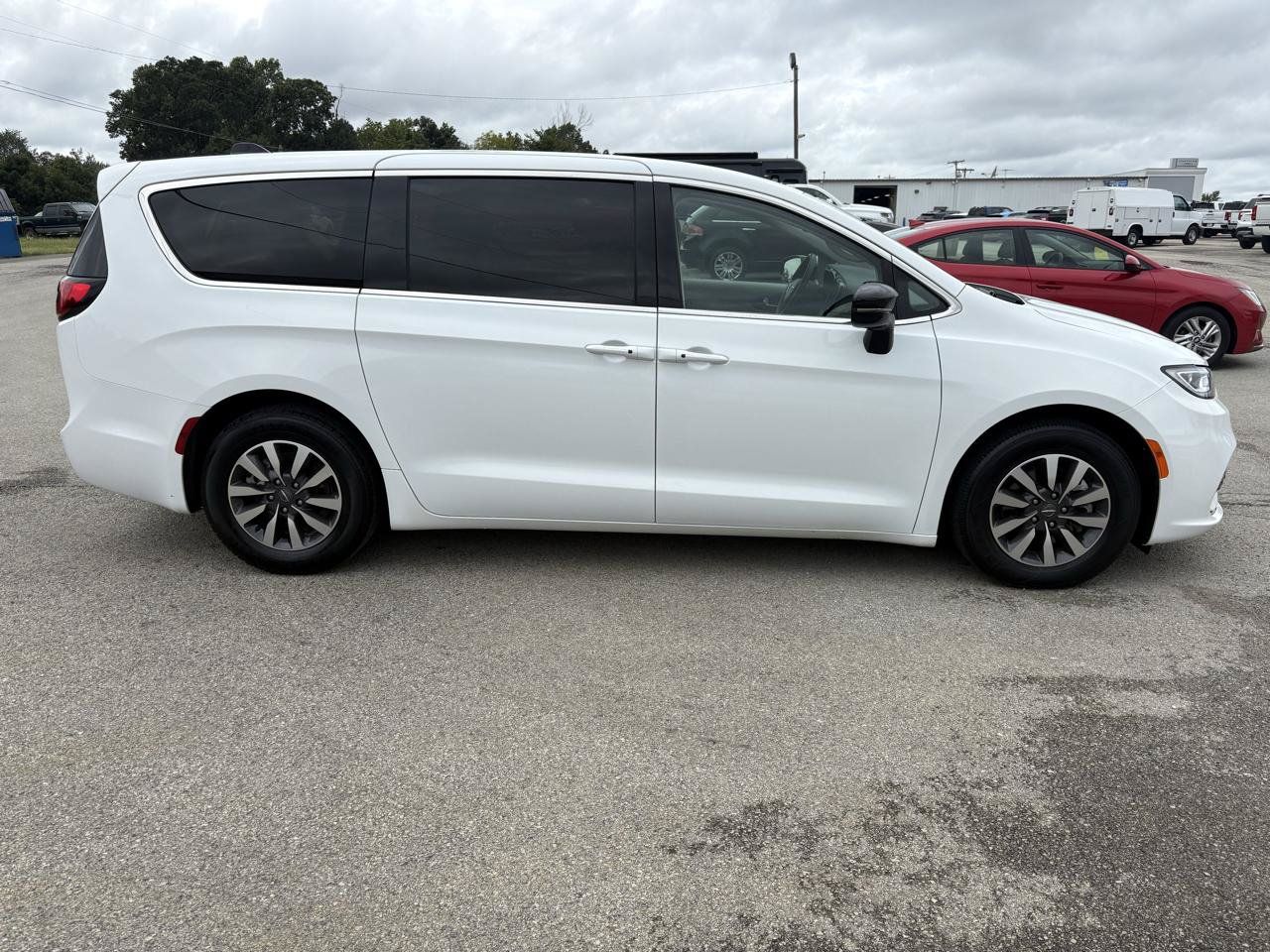 Used 2024 Chrysler Pacifica Limited FWD image 2