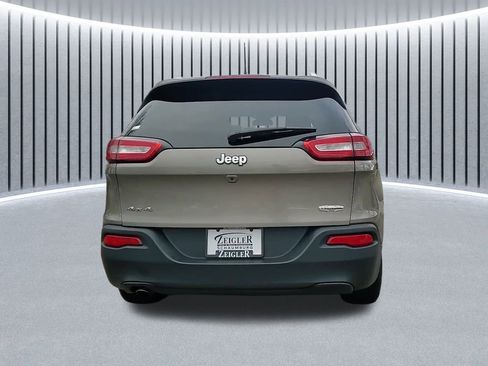 Used 2017 Jeep Cherokee Latitude image 4