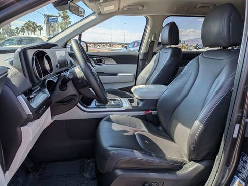 Used 2024 Kia Carnival LX FWD image 12