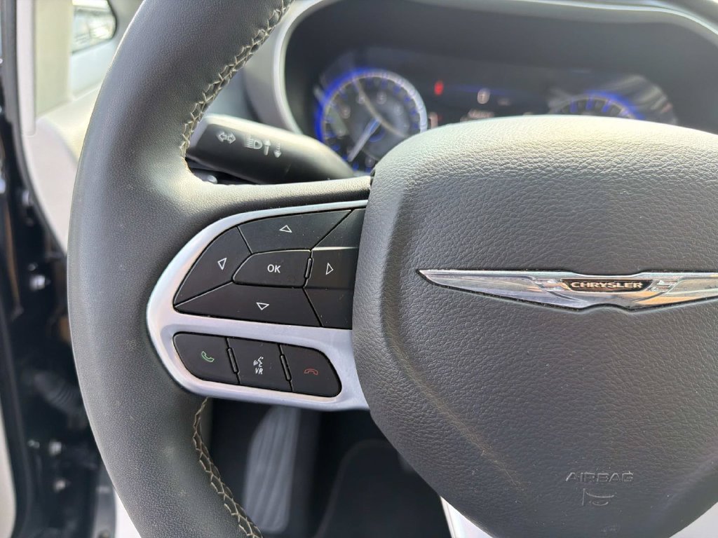 Used 2023 Chrysler Pacifica Touring-L FWD image 25